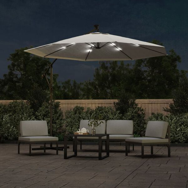 Parasol déporté en soirée LED solaire blanc sable 300cm - Maison Azuro